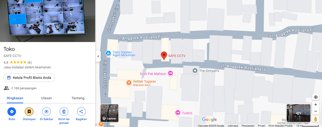 Ilustrasi teknisi sedang memasang kamera CCTV di rumah Jakarta